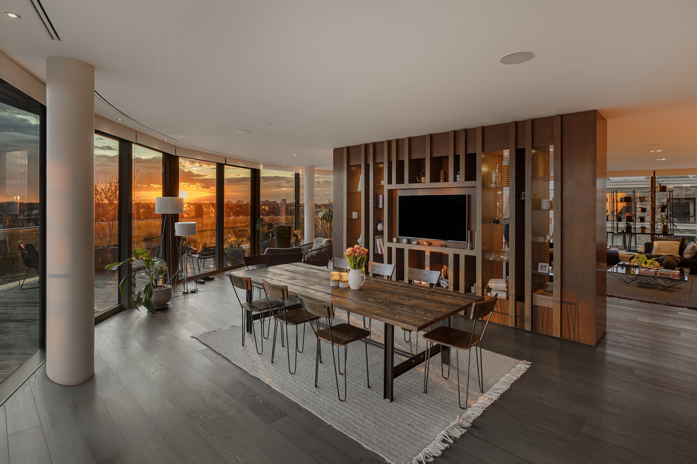 Striking penthouse with panoramic vistas of the Thames
