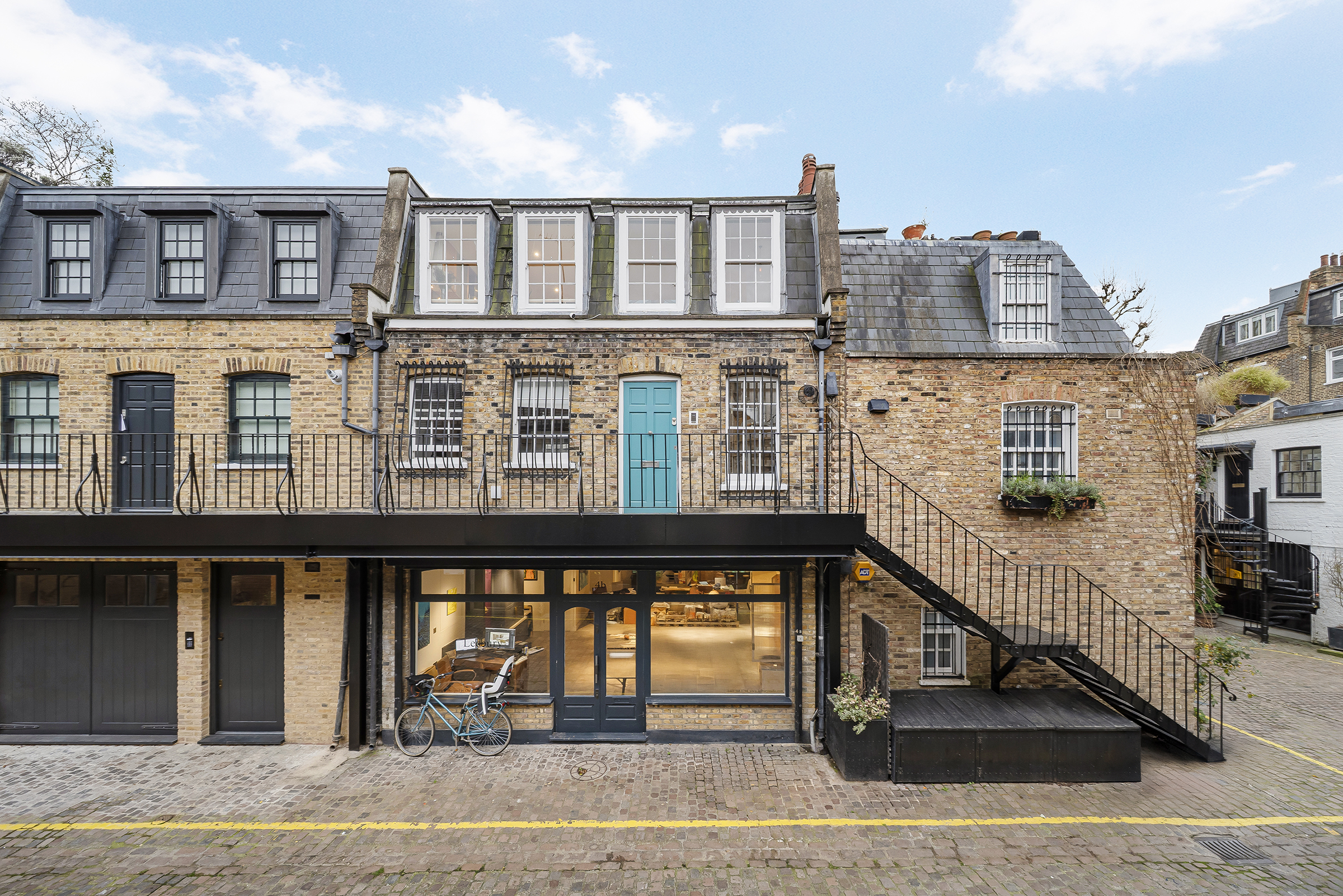 Light-Filled Mews House with South-Facing Terrace in the Heart of Notting Hill
