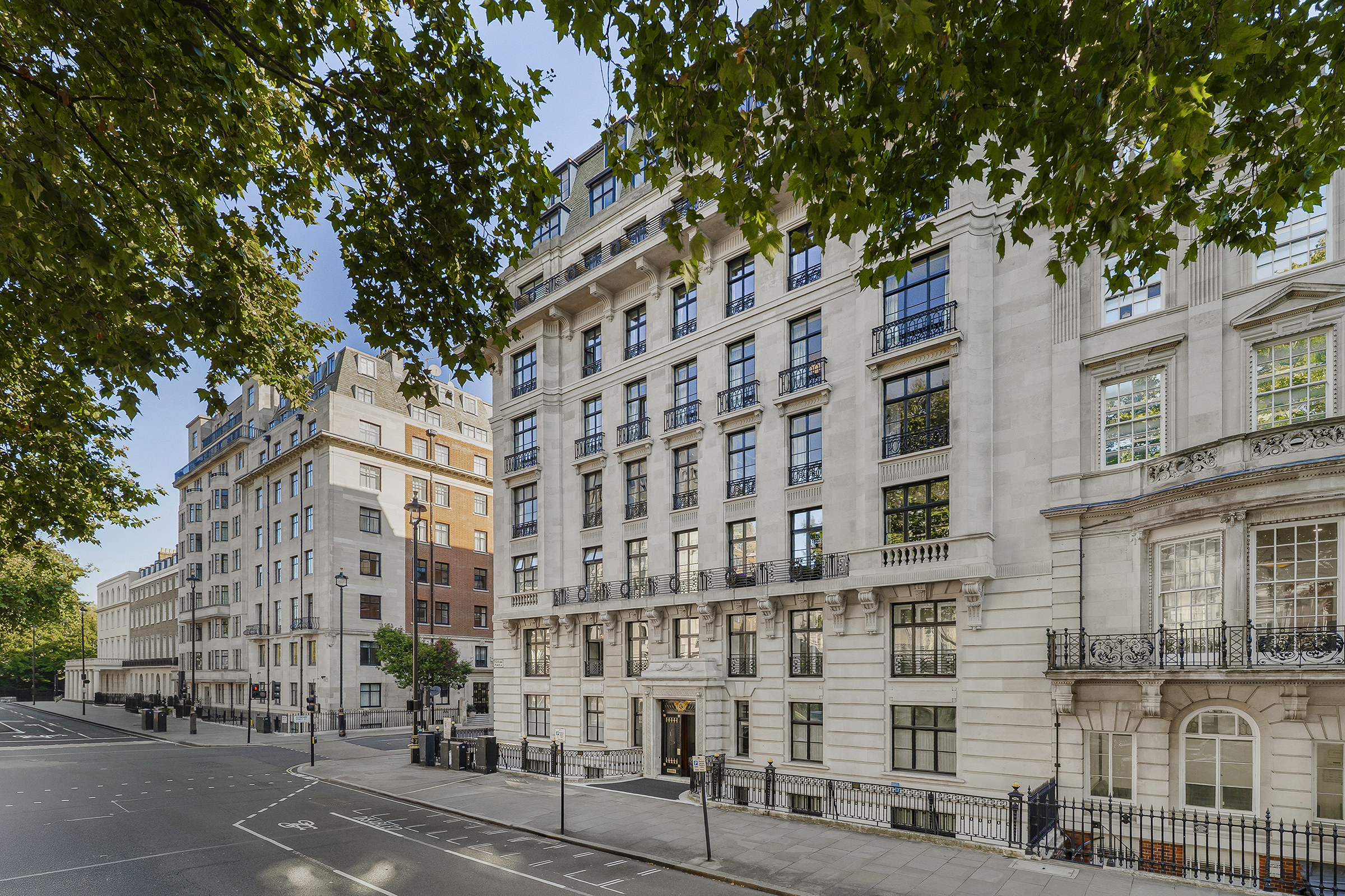 Bright Three-Bedroom Lateral Apartment in Marylebone