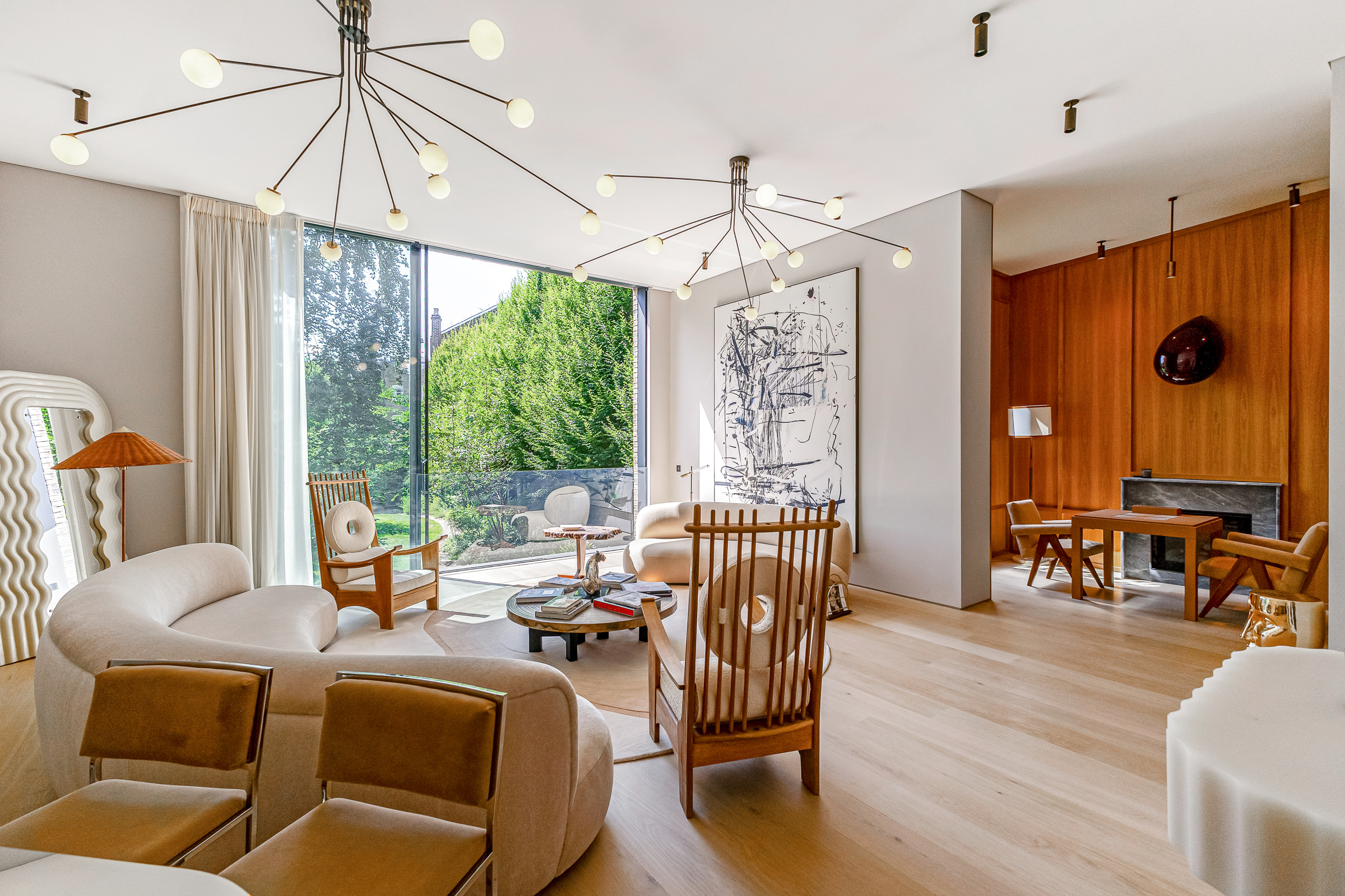 Beautifully Presented Family House with Impressive Private Garden