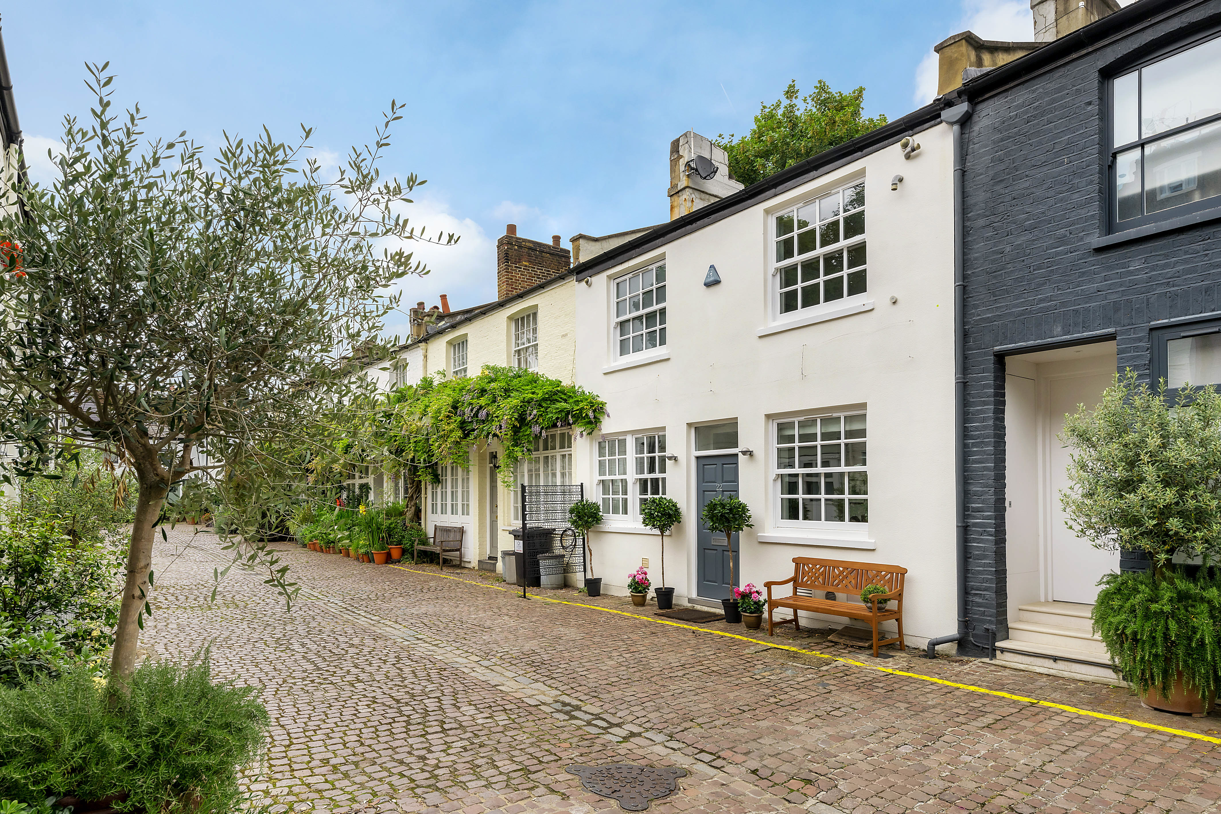 A Light-Filled Mews House with a Private Terrace in the Heart of Notting Hill
