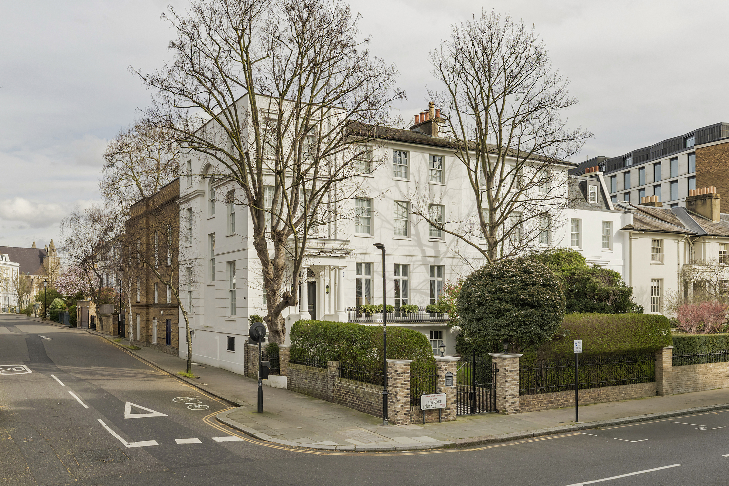 A Grand White Stucco Residence with Lift, Garden and Parking in Notting Hill
