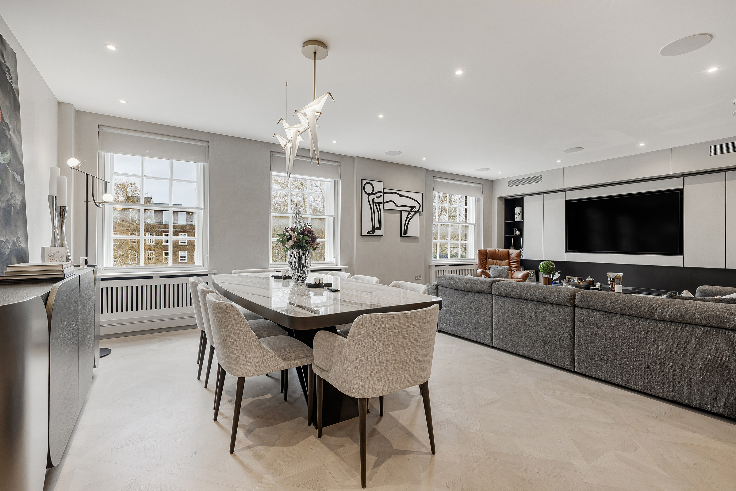 A Lateral Lowndes Square Apartment with Porter and Garden Access