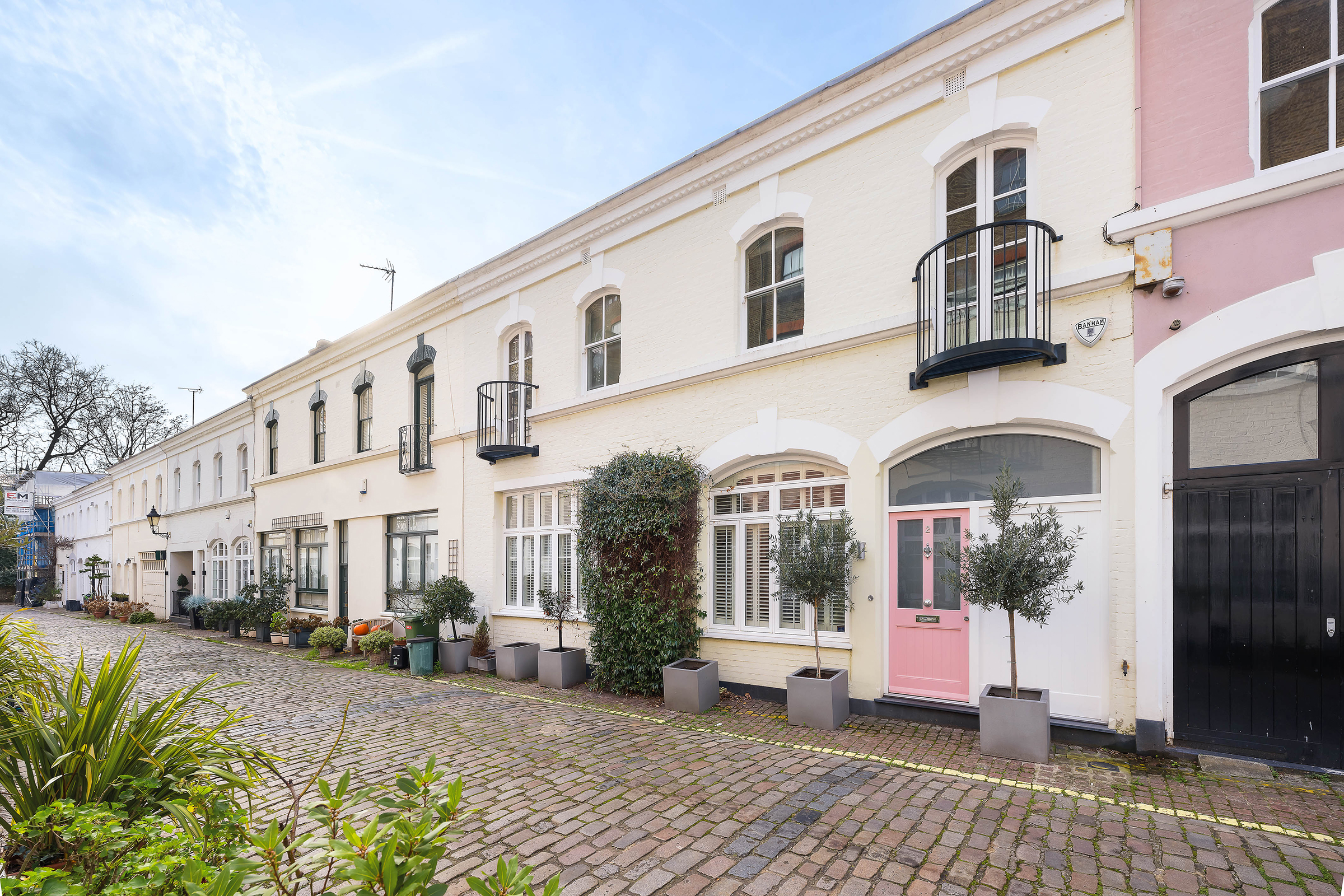 A Light-Filled Mews House in Ennismore Gardens