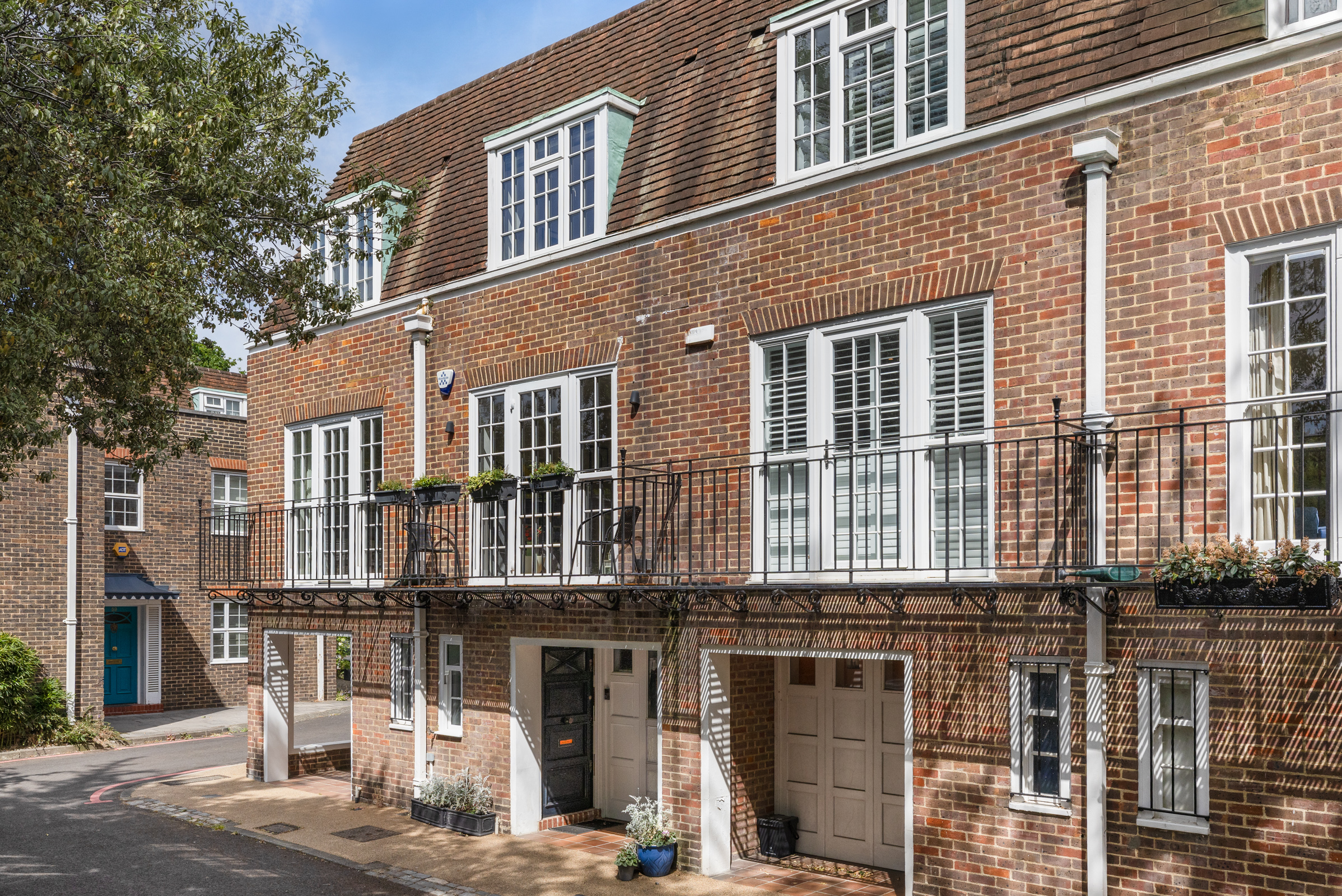 A well presented 3 bedroom, 2 bathroom townhouse with a roof terrace and balcony