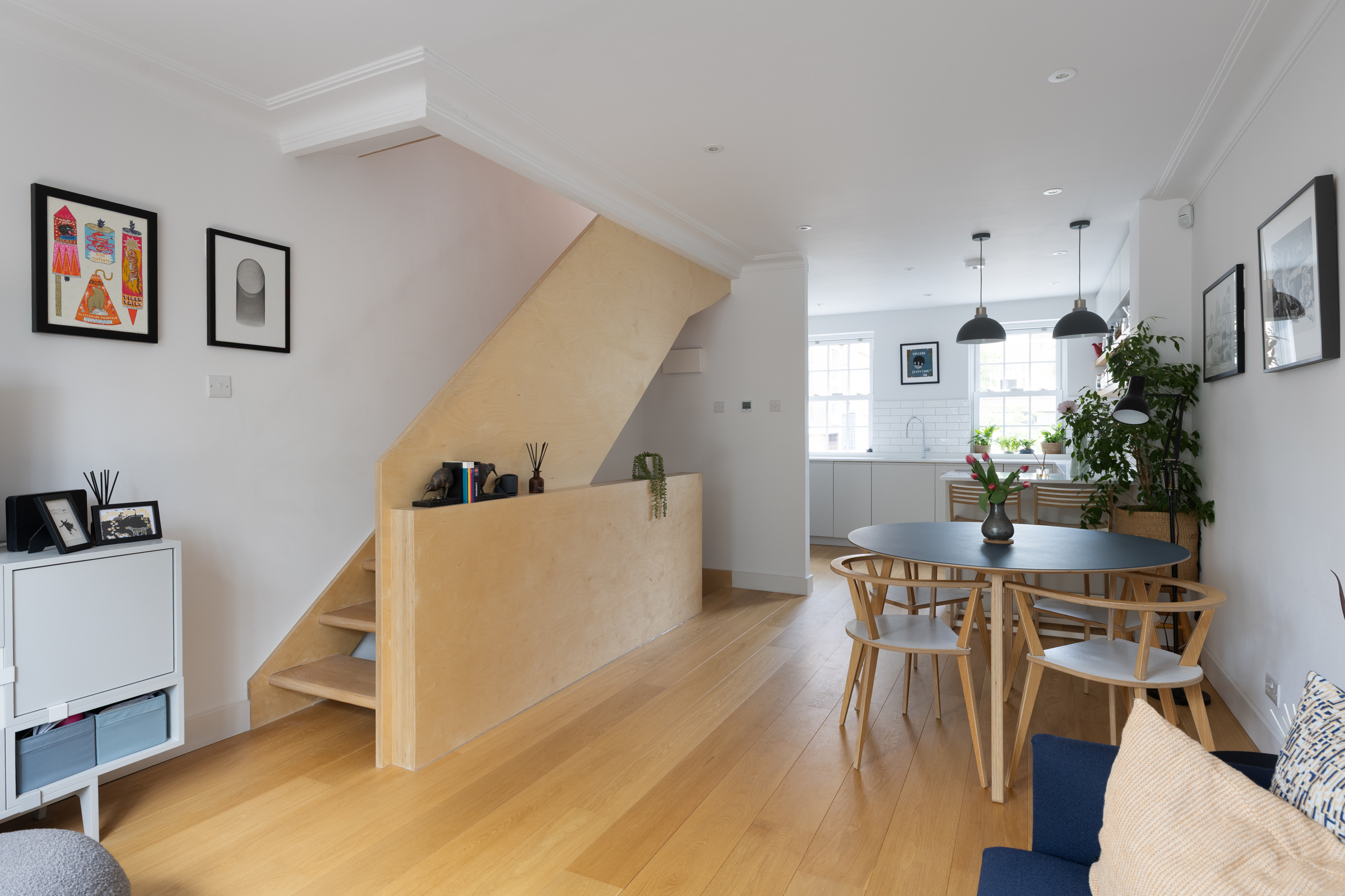 A well presented 3 bedroom, 2 bathroom townhouse with a roof terrace and balcony