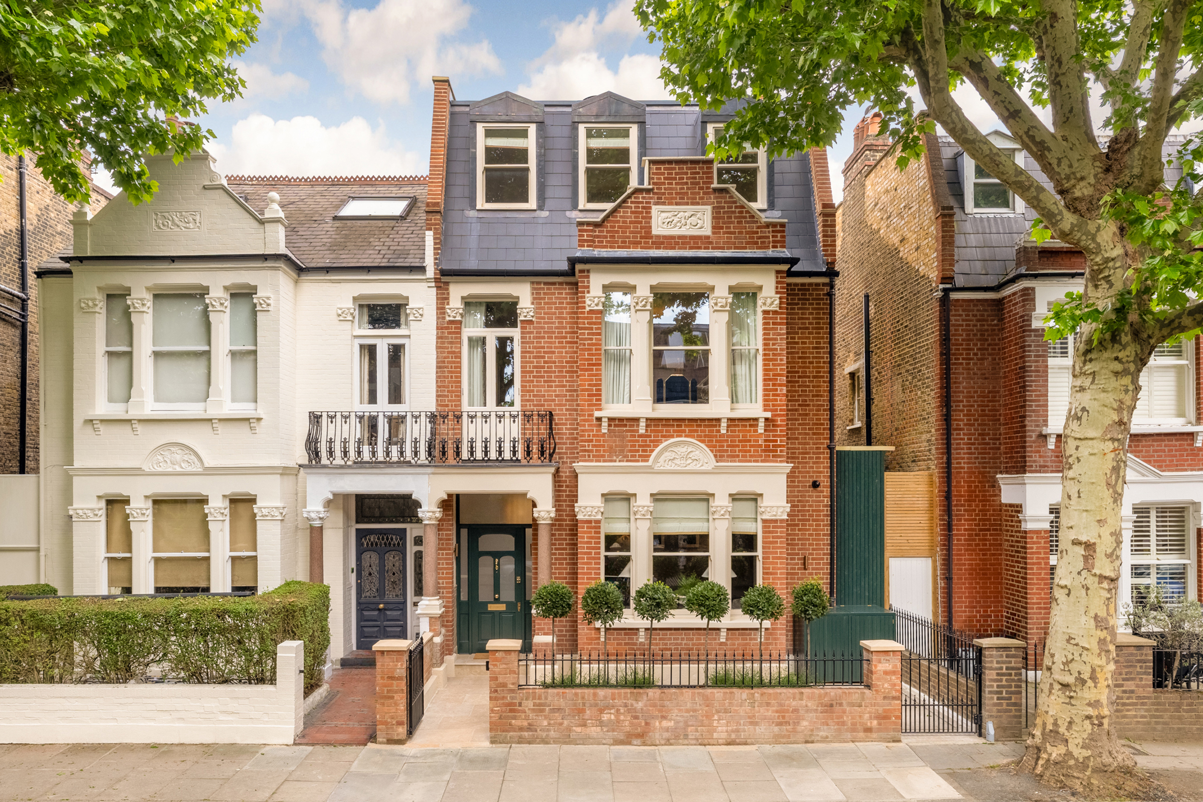 A Grand Rebuilt House with Jacuzzi Pool, Sauna and Roof Terrace in Fulham