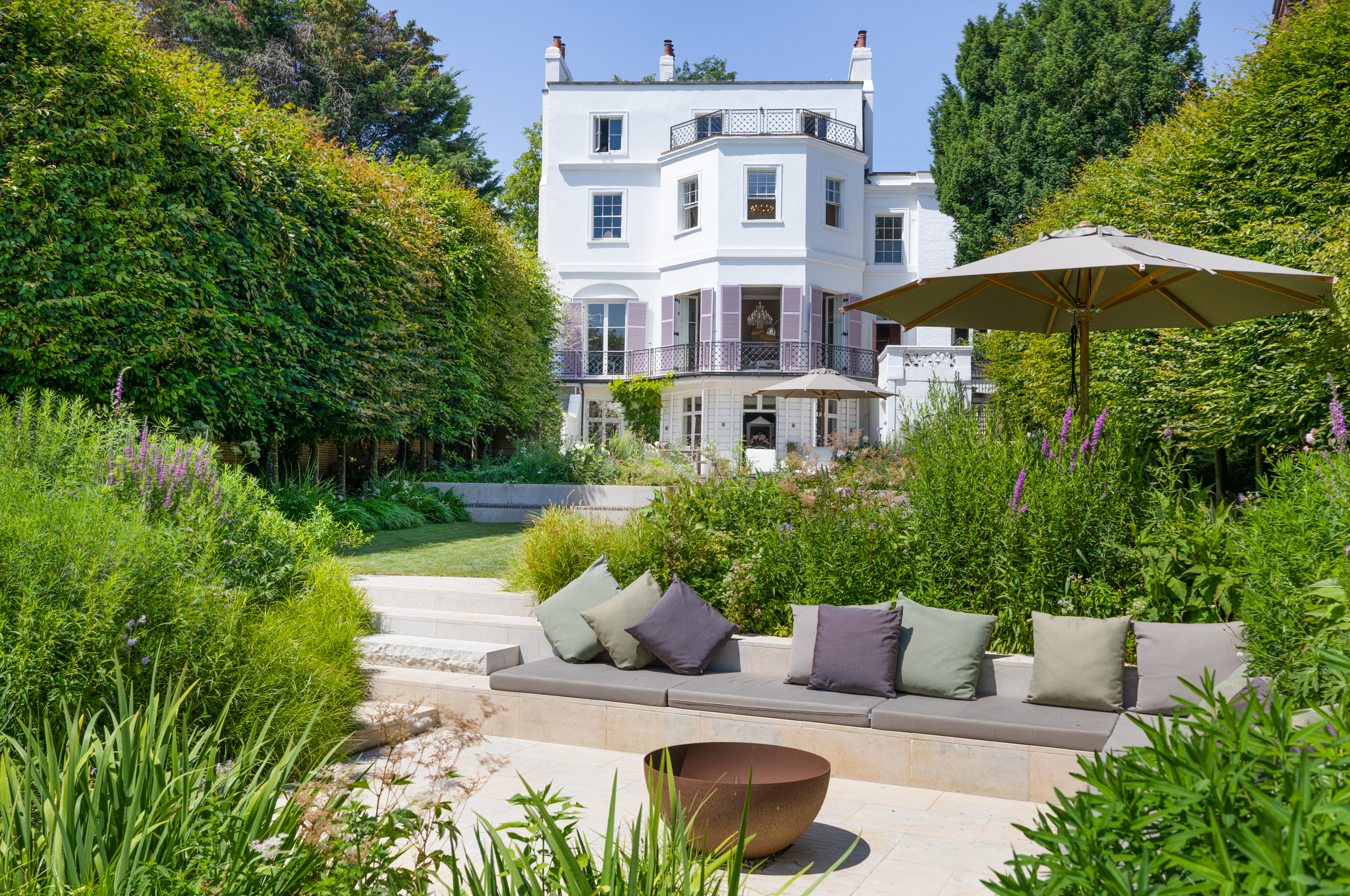 A Grade II Listed A Grade II Listed Riverside House with Gardens to the Thames