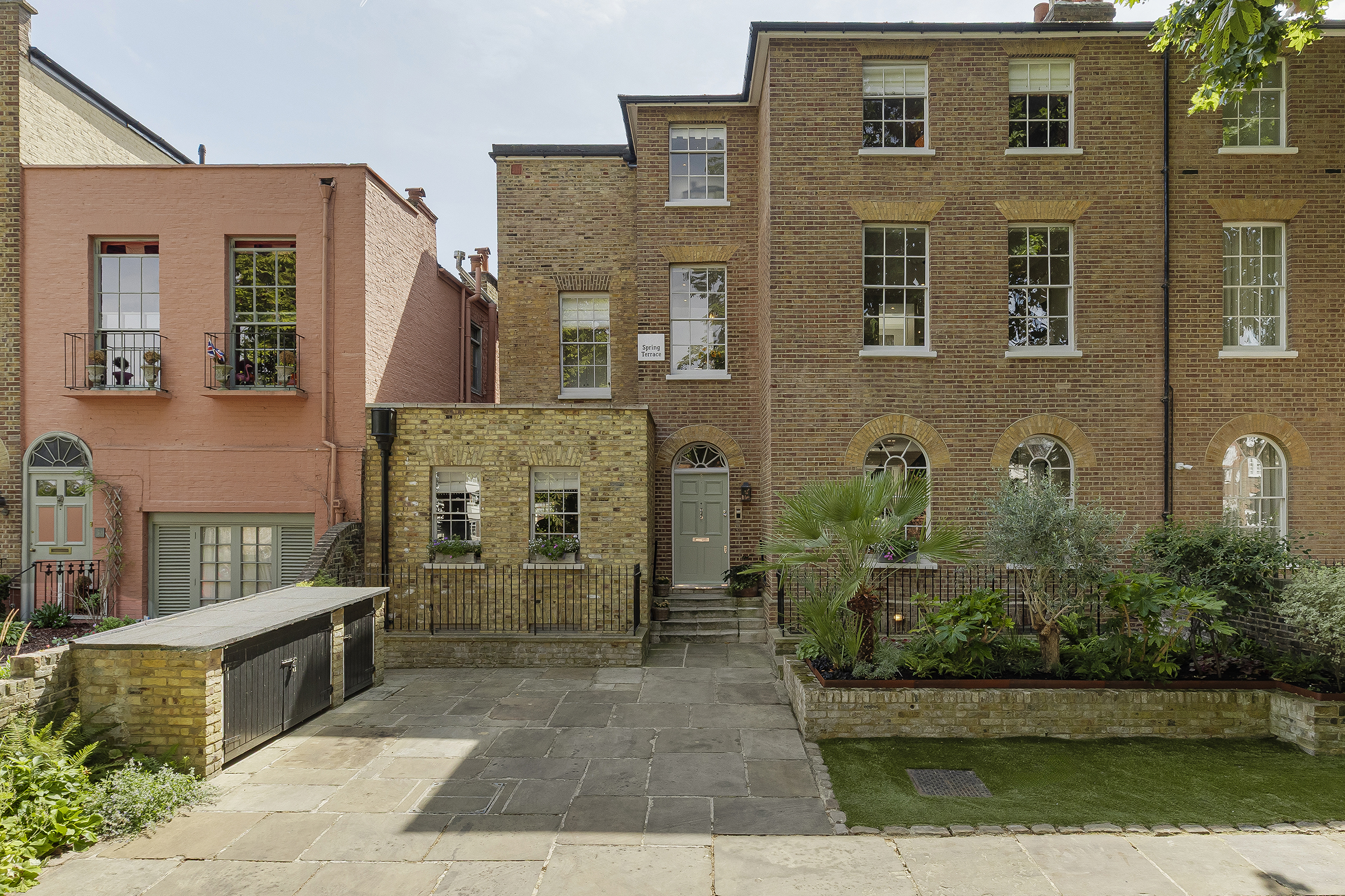 A beautifully renovated Grade II listed Georgian house with south-facing garden